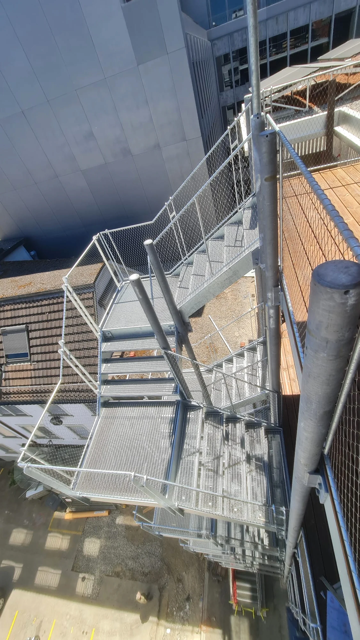 Blick von oben auf die verzinkte Treppenanlage mit Gitterroststufen und Podesten